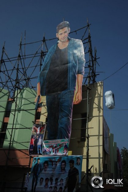 1-Nenokkadine-Hungama-at-RTC-Cross-Roads
